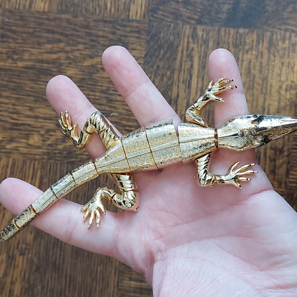 Unlabelled large gold tone articulated crocodile brooch w green eyes - Picture 4 of 4